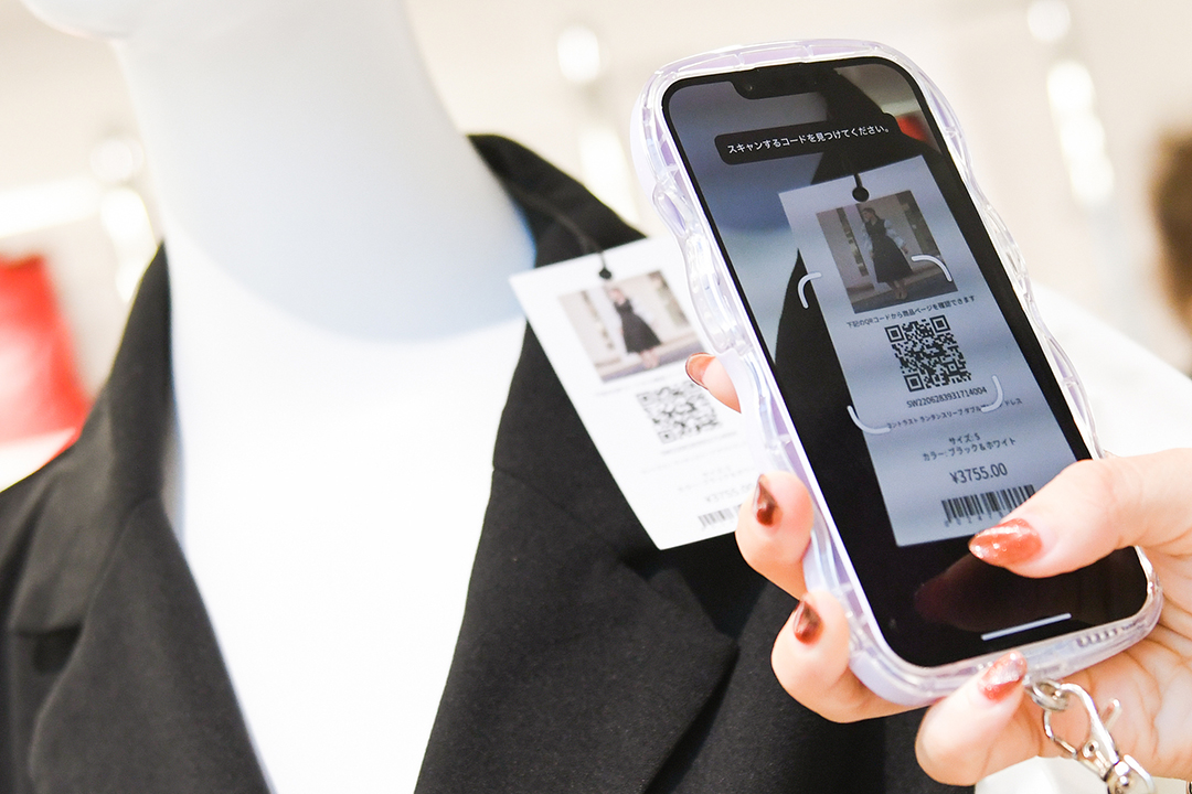 A customer scans a QR code to make a purchase online at the Shein Tokyo showroom on Nov. 16, 2022. Photo: VCG
