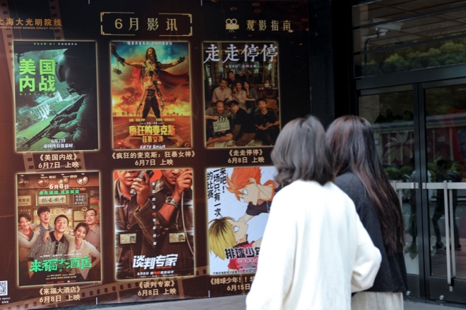 2024年6月6日,上海,影城内摆放的“端午档”电影海报。影院上座率低的主要原因是缺乏充裕的片源,而解决需求疲软的关键在于扩大供给数量,创作、发行和监管方面都应作出调整。